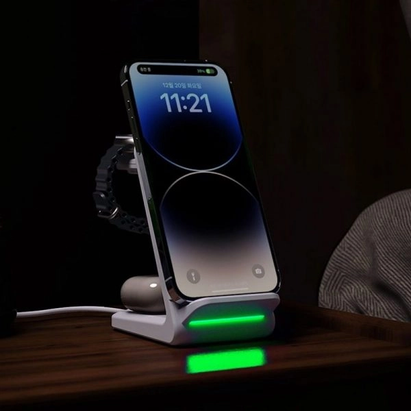 Smartphone đặt trên bàn với sạc không dây hiện đại.